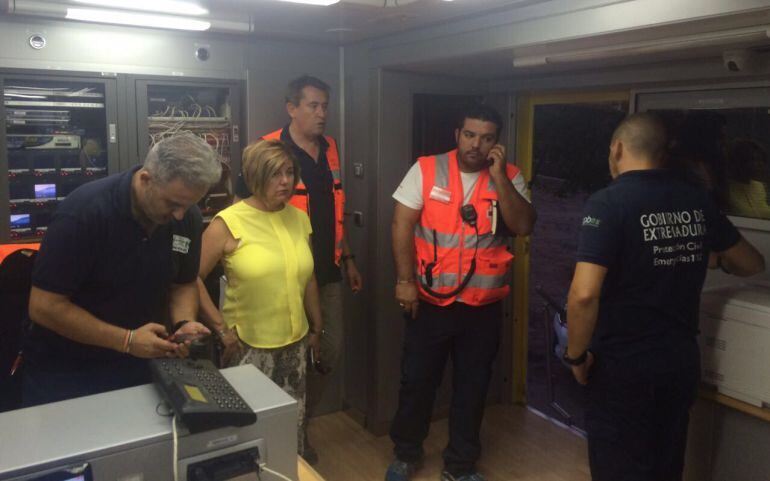 Jesús Palo habla por teléfono durante un operativo antiincendios el pasado verano, junto a la presidenta de la Diputación de Cáceres, Charo Cordero