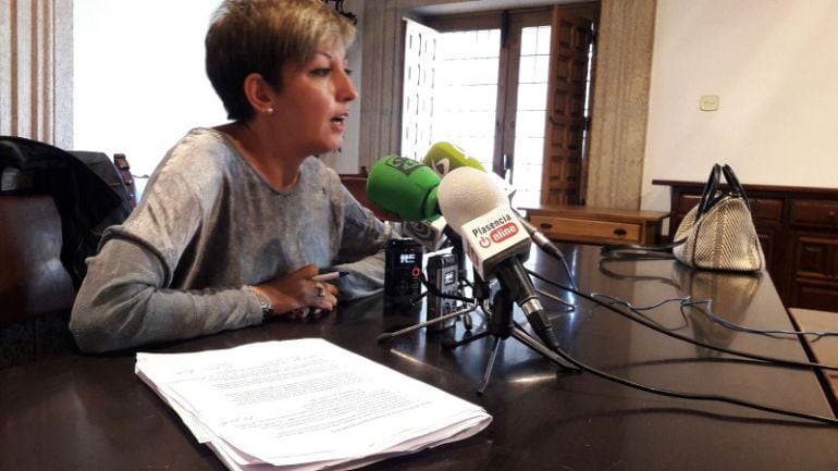 La Concejala de Empleo del Ayuntamiento de Plasencia durante la explicación del Plan de Empleo Social