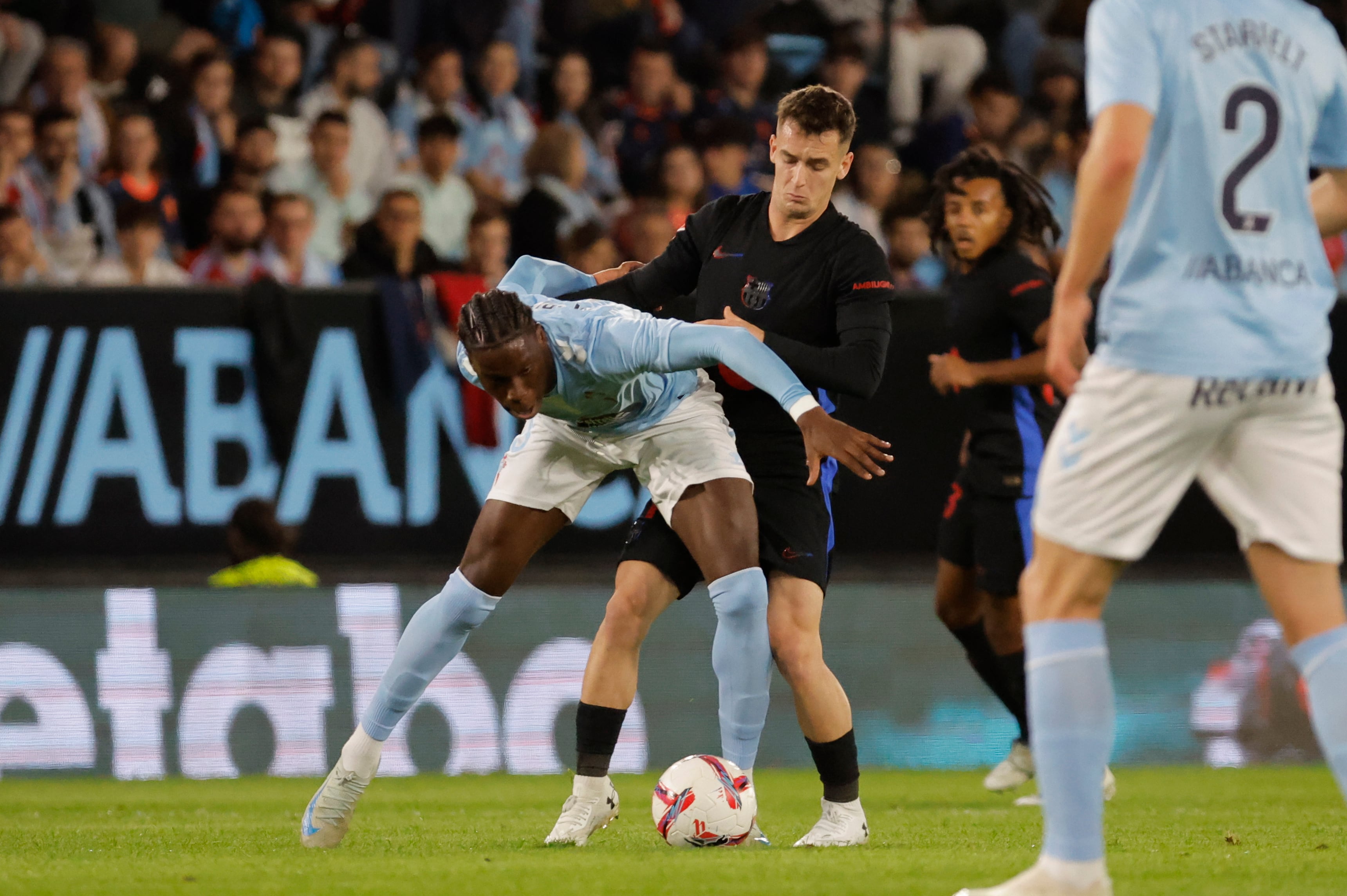 Vigo (Pontevedra), 23/11/2024.- El centrocampista del Celta, Ilaix Moriba (i), protege el balón ante el centrocampista del FC Barcelona, Marc Casadó, durante el encuentro correspondiente a la jornada 14 de Laliga EA Sports que disputan hoy sábado Celta y FC Barcelona en el estadio Balaidos de Vigo. EFE / Emilio Lavandeira.
