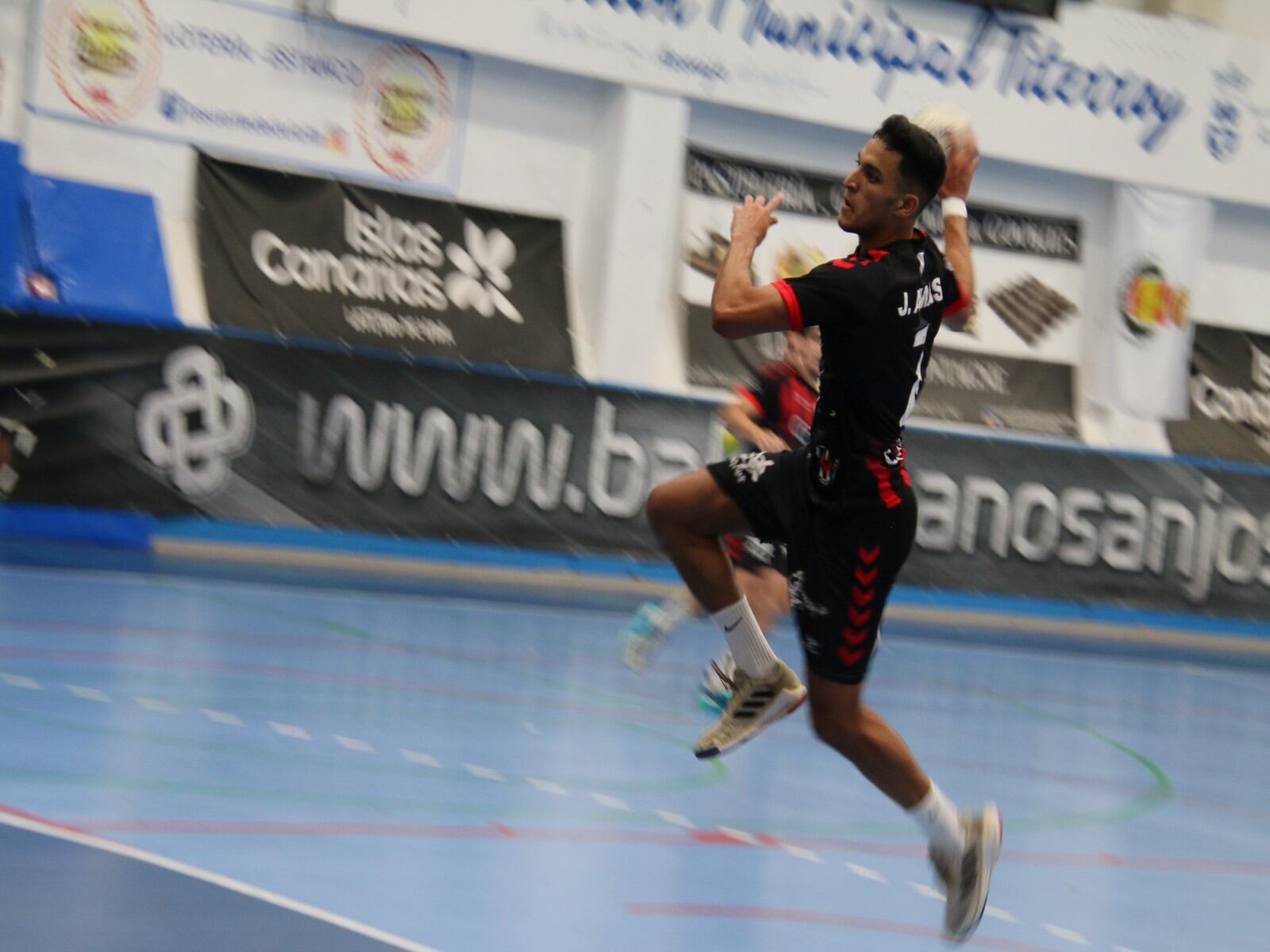 Uno de los lanzamientos del BM Lanzarote Ciudad de Arrecife ante el Gáldar en el Torneo San Ginés.