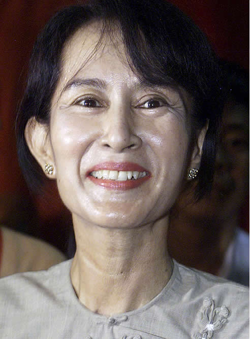 La Junta Militar de Birmania ha extendido este martes,tras cinco años de confinamiento, el arresto domiciliario a Aung San Suu Kyi, Nobel de la Paz y líder del movimiento democrático birmano.