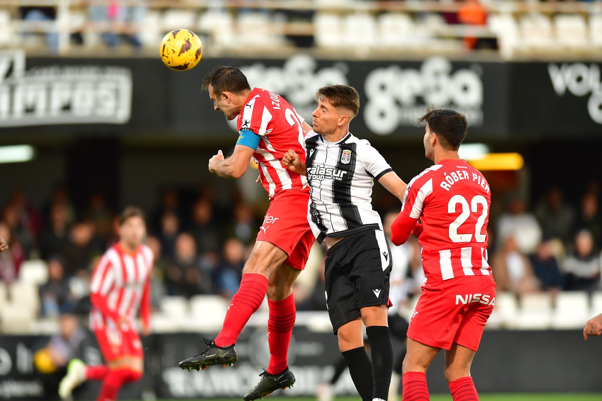 Fontán disputa un balón aéreo en el partido de la primera vuelta