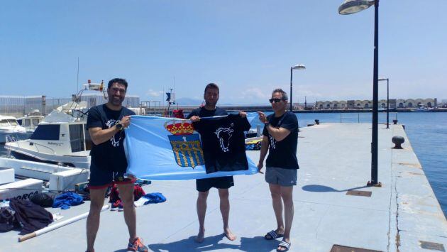 Los tres nadadores posan con la bandera de Segovia antes de iniciar el reto de crurzar a nado las aguas que separan Europa y África