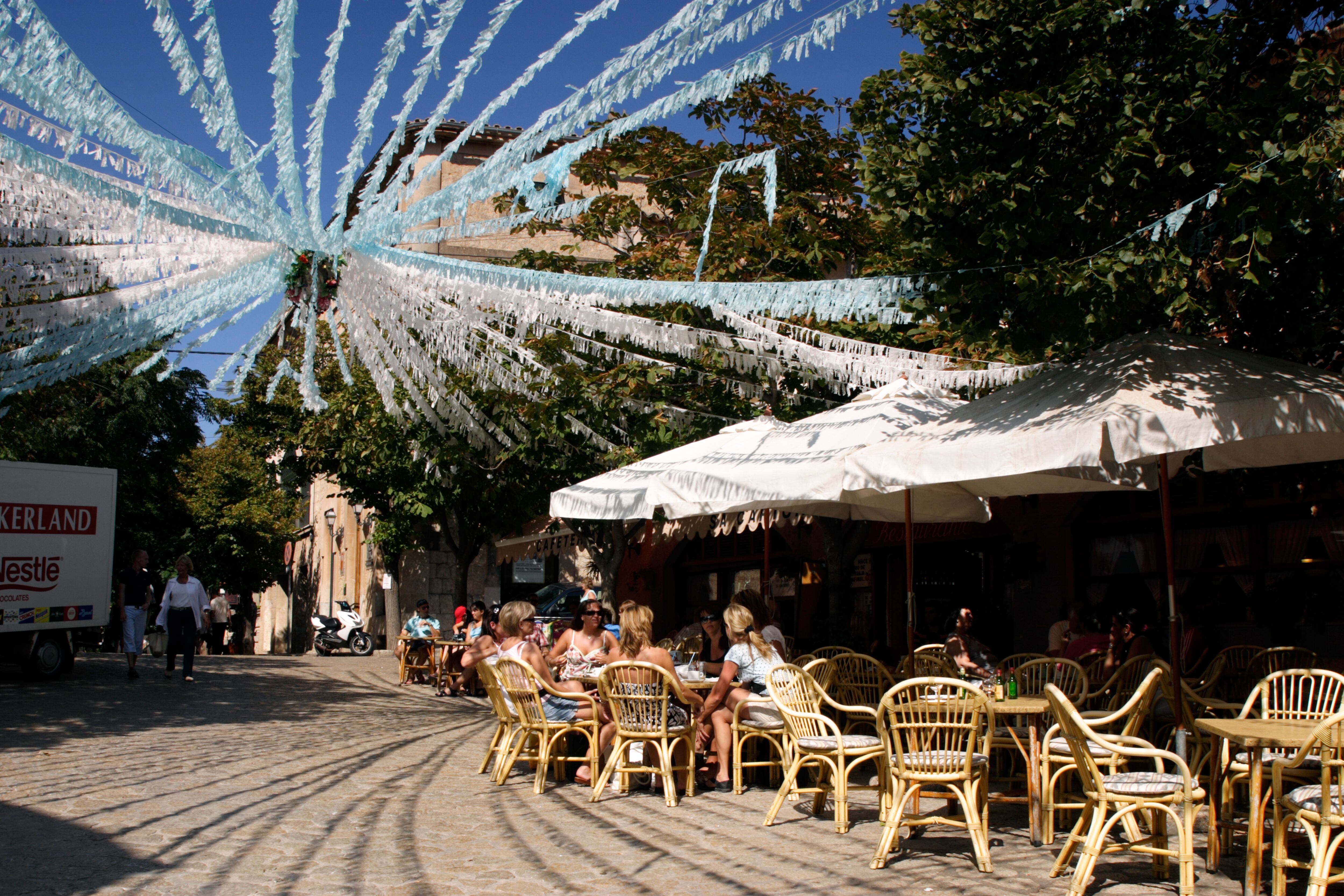 Cafe, Valldemossa, Mallorca, Spain. (Photo by Peter Thompson/Heritage Images/Getty Images)