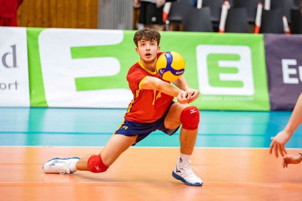 Jaime Motos recibiendo un balón