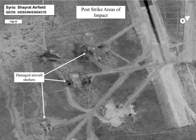 Fotografía facilitada por la Oficina de la Secretaría de Defensa (OSD) que muestra una evaluación de los daños tras el bombardeo estadounidenses en el campo de aviación de Shayrat