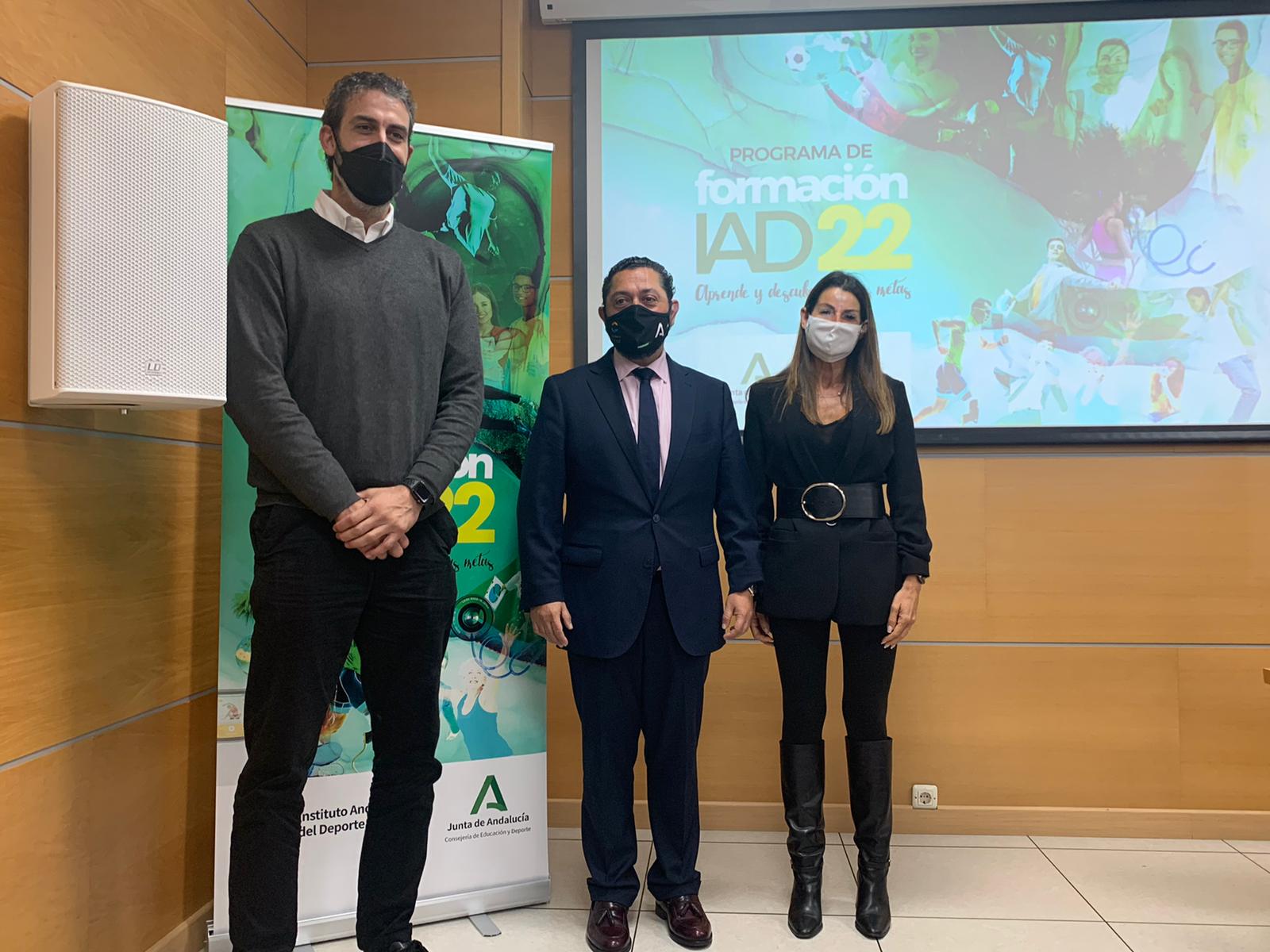 El ex jugador del Unicaja Berni Rodríguez junto con el El secretario general para el Deporte, José María Arrabal, y la directora general de Promoción del Deporte, Hábitos Saludables y Tejido Deportivo, María de Nova