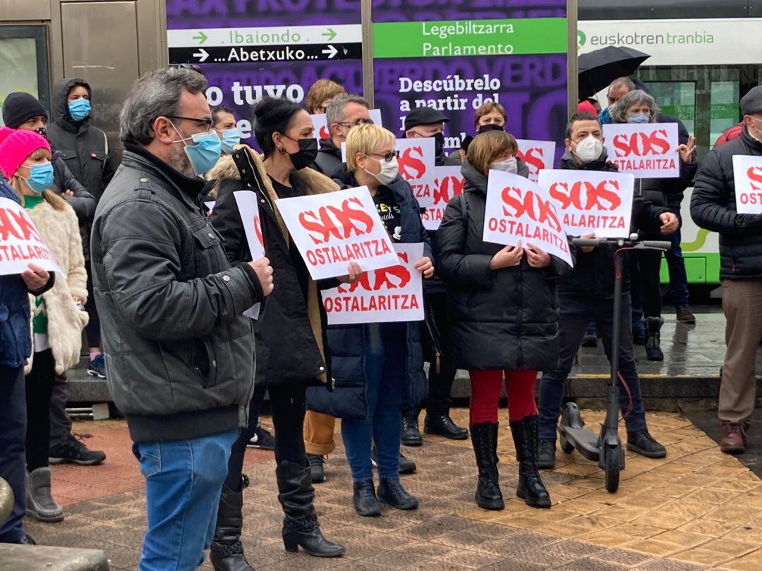 Hosteleros se movilizaron este miércoles frente al Parlamento vasco