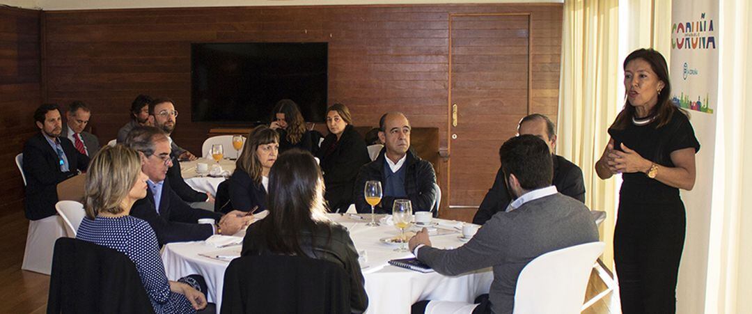 Beatriz Mato con representantes del sector hostelero