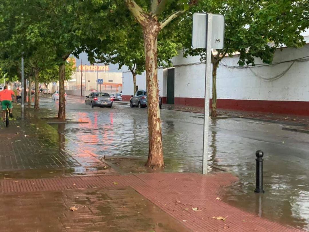 Una de las calles inundadas, en el día de ayer, en Mota del Cuervo