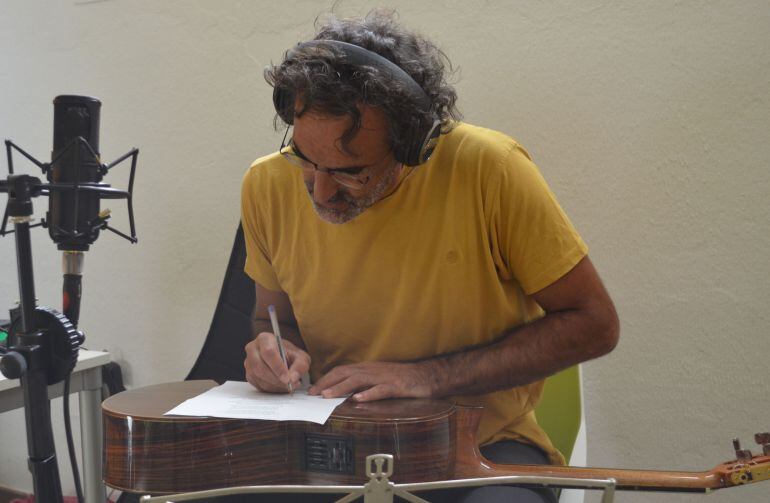 Rafa Sánchez, componiendo sobre su guitarra.