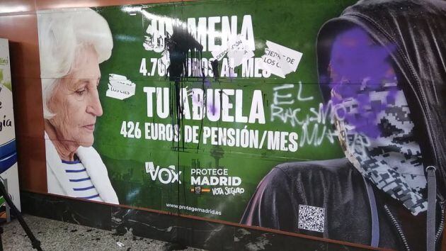 Cartel de Vox en la estación de Cercanías de Sol tras ser vandalizado.