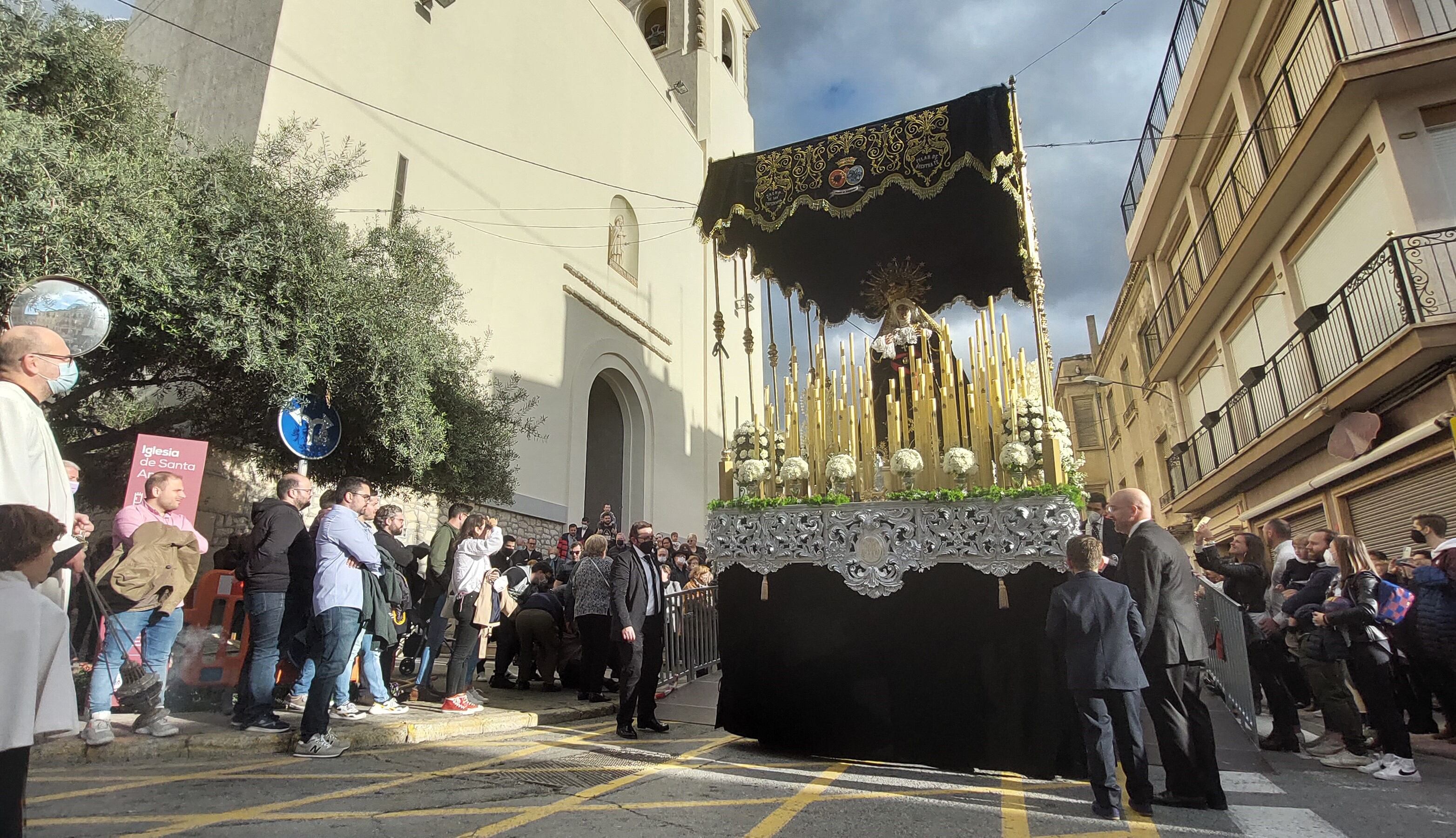 Los eldenses observan emocionados la primera salida de una imagen tras dos años de pandemia