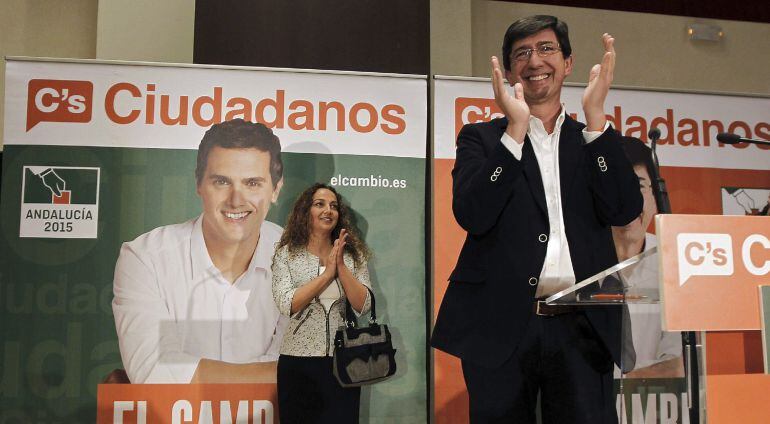 El candidato de Ciudadanos a la Presidencia de la Junta de Andalucía, Juan Marín, junto a la número dos por Sevilla, Marta Escriba, durante el acto de inicio de campaña para las elecciones a la Presidencia de Andalucía que se celebra esta noche en Sevilla. EFE/José Manuel Vidal