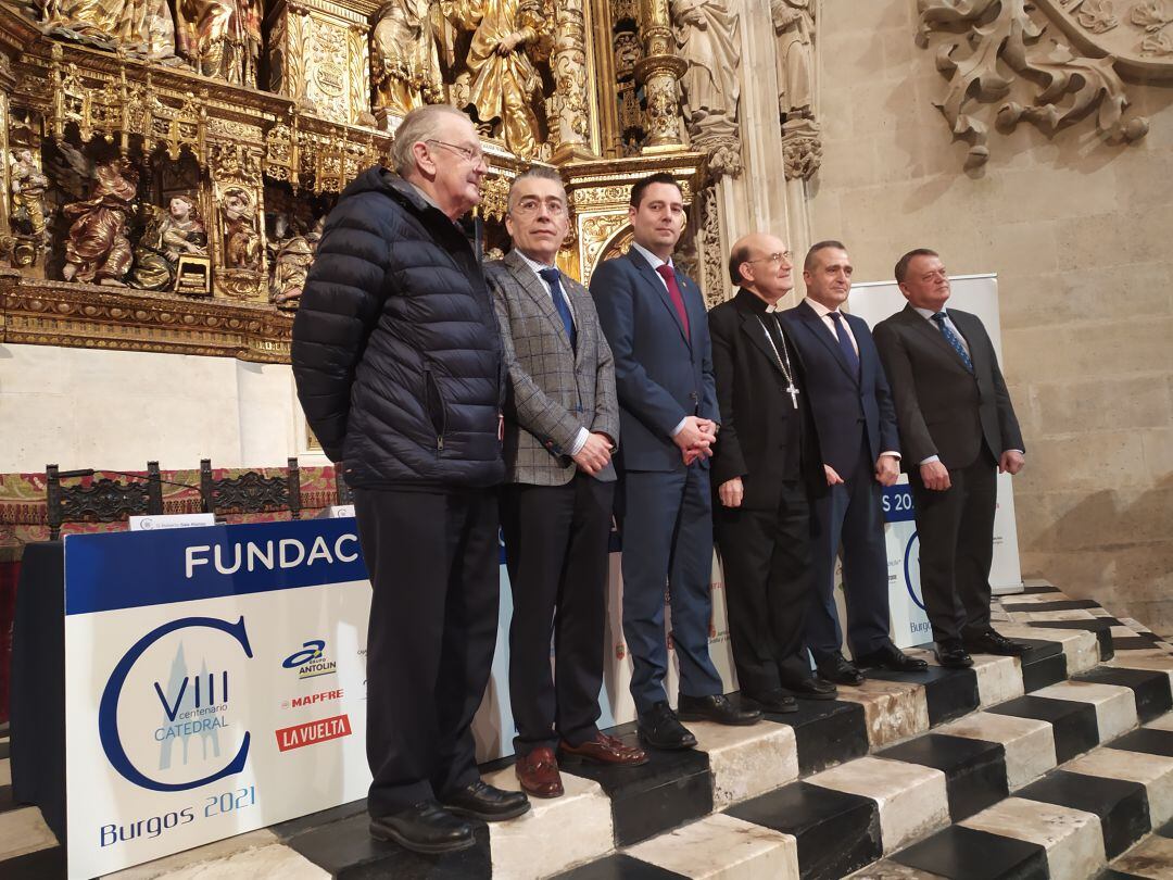 De izquieda a derecha, el dean de la Catedral, Pablo González; el delegado de la Junta en Burgos, Roberto Sáiz; el alcalde de Burgos, Daniel de la Rosa; el arzobispo, Fidel Herráez; el director de TVE, Daviod Valcarce; y el vicepresidente de la Diputación provincial, Lorenzo Rodríguez.