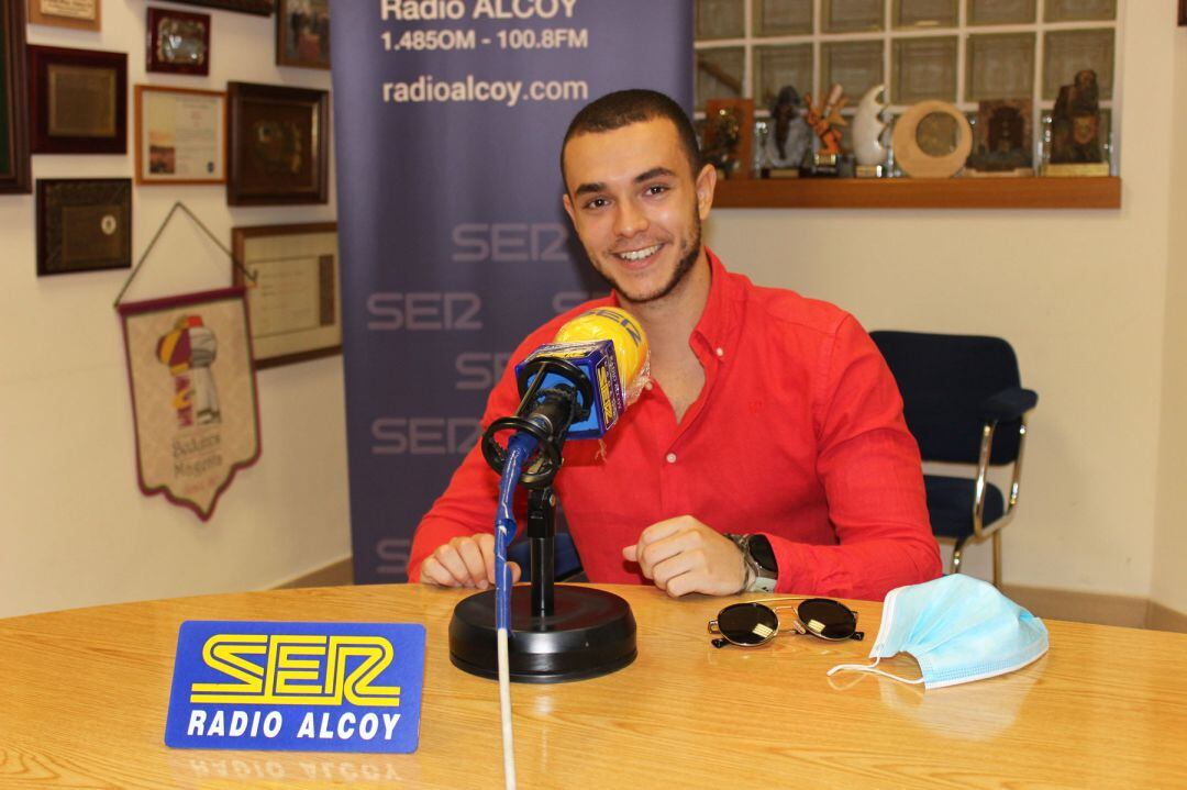 Jordi Cascant, en los estudios de Radio Alcoy