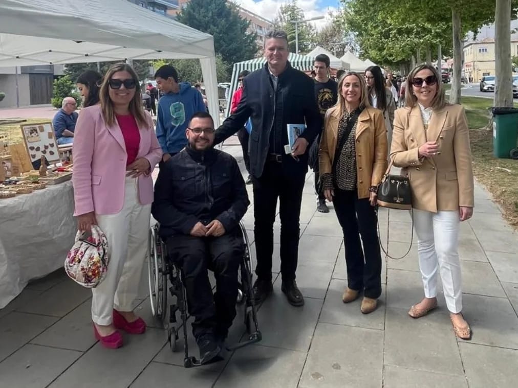El alcalde José Ignacio Gramún en la feria del libro con los concejales Verónica Alins, Oscar Gracia, Esther Rubio y María José Barrafón. Foto: Ayuntamiento de Fraga