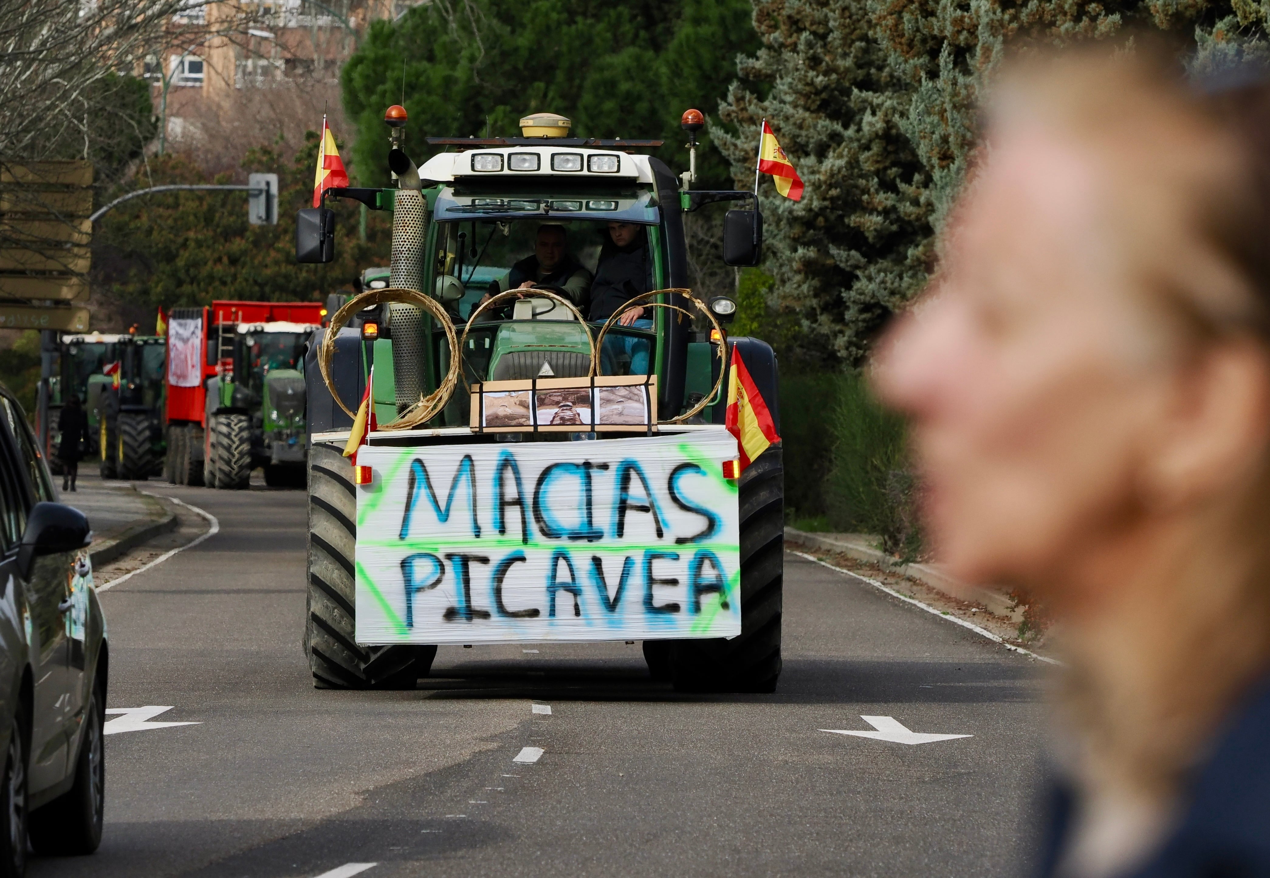 Tractorada para pedir la sustitución de la tubería general que les permita regar este año a los regantes del Canal Macías Picavea, en Valladolid