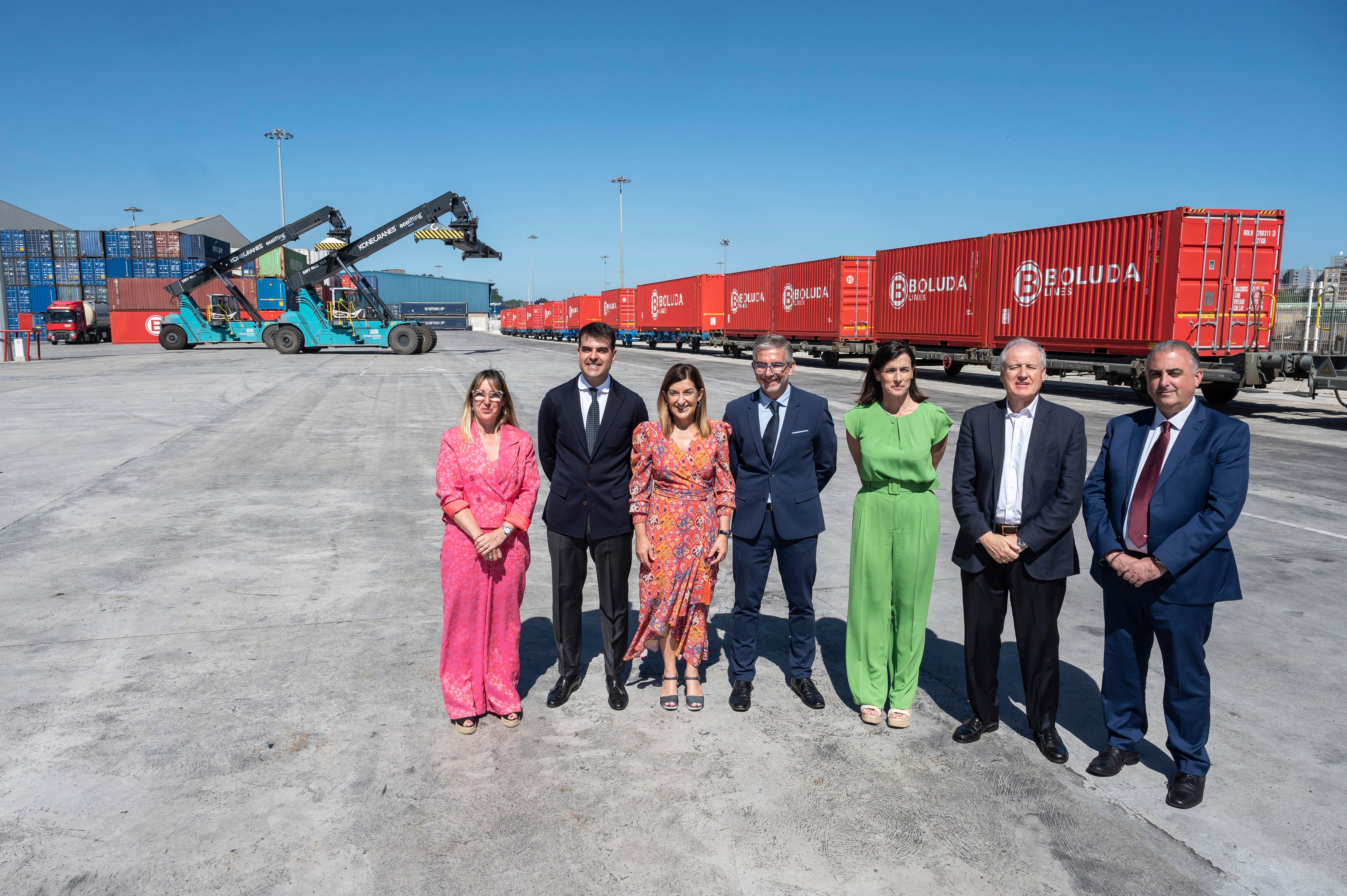 SANTANDER, 22/07/2024.- La presidenta de Cantabria, María José Sáenz de Buruaga (3i), junto al presidente de la Autoridad Portuaria de Santander, César Díaz (c), el presidente de Boluda Shipping, Ignacio Boluda (2i), la alcaldesa de Santander, Gema Igual (3d), la delegada del Gobierno en Cantabria, Eugenia Gómez de Diego (i) y los consejeros de Fomento, Ordenación del Territorio y Medio Ambiente, Roberto Media (d) y de Industria, Empleo, Innovación y Comercio, Eduardo Arasti (2d), durante la inauguración de la segunda fase de las obras de la terminal de contenedores de Boluda y la entrada en funcionamiento de la terminal ferroviaria, este lunes en el Puerto de Santander. EFE/Pedro Puente Hoyos
