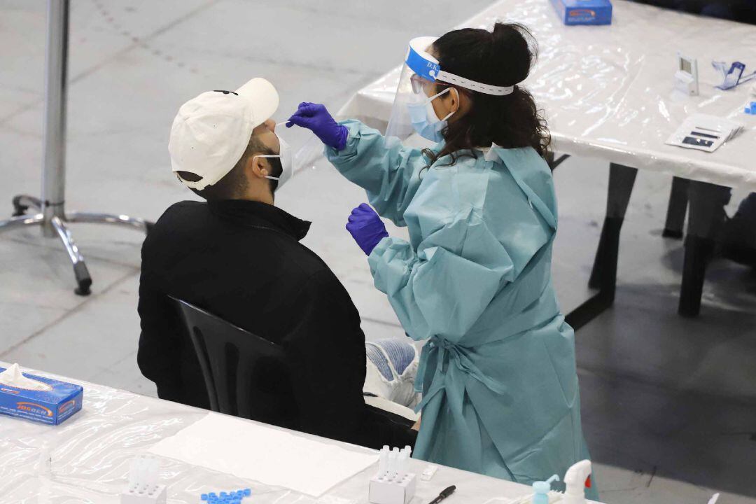 Un hombre se somete a un test de antígenos, en una imagen de archivo