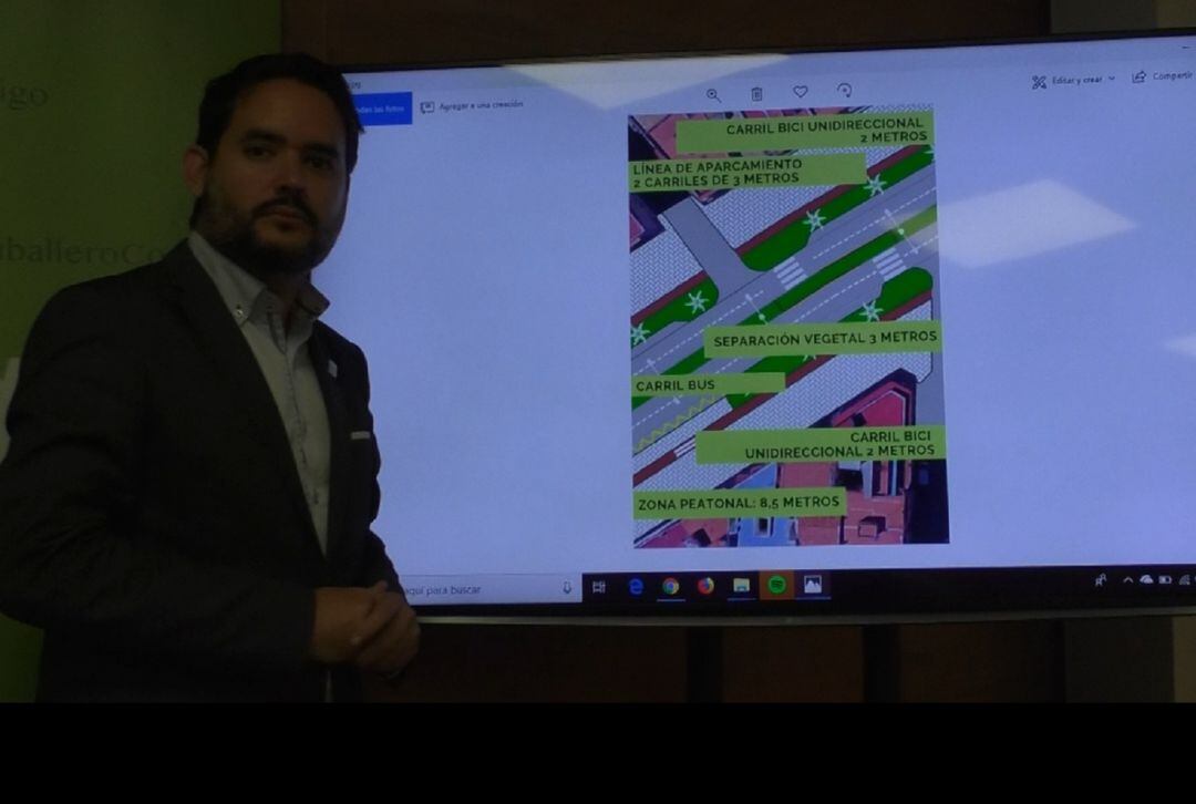 David Caballero con una imagen del proyecto de la Avenida de la Libertad