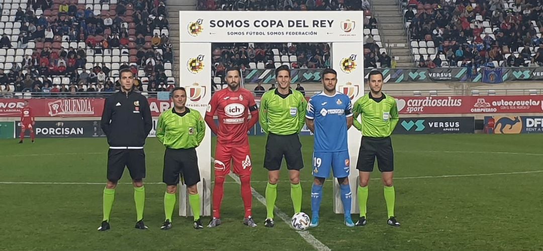 Capitanes y colegiados posan antes del partido de este miércoles en Murcia.