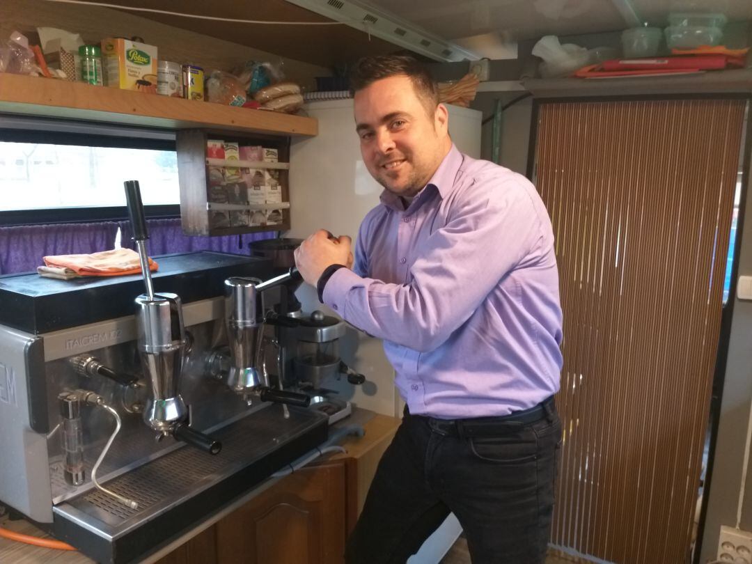 Juampy en la cocina del autobús que ha convertido en su casa.