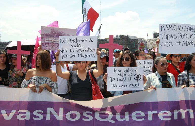 Cientos de mexicanas se manifiestan contra los feminicidios en el país tras el asesinato de Mara.