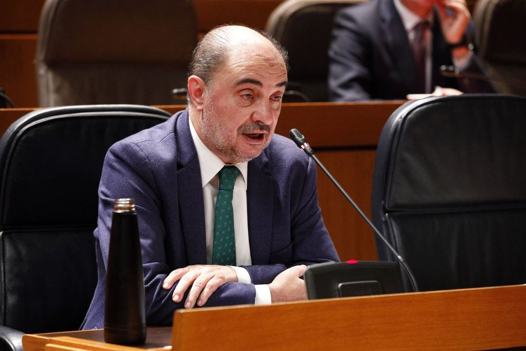 El presidente de Aragón, Javier Lambán, durante su comparecencia ante el pleno de las Cortes de Aragón para hablar de la pandemia del coronavirus. 