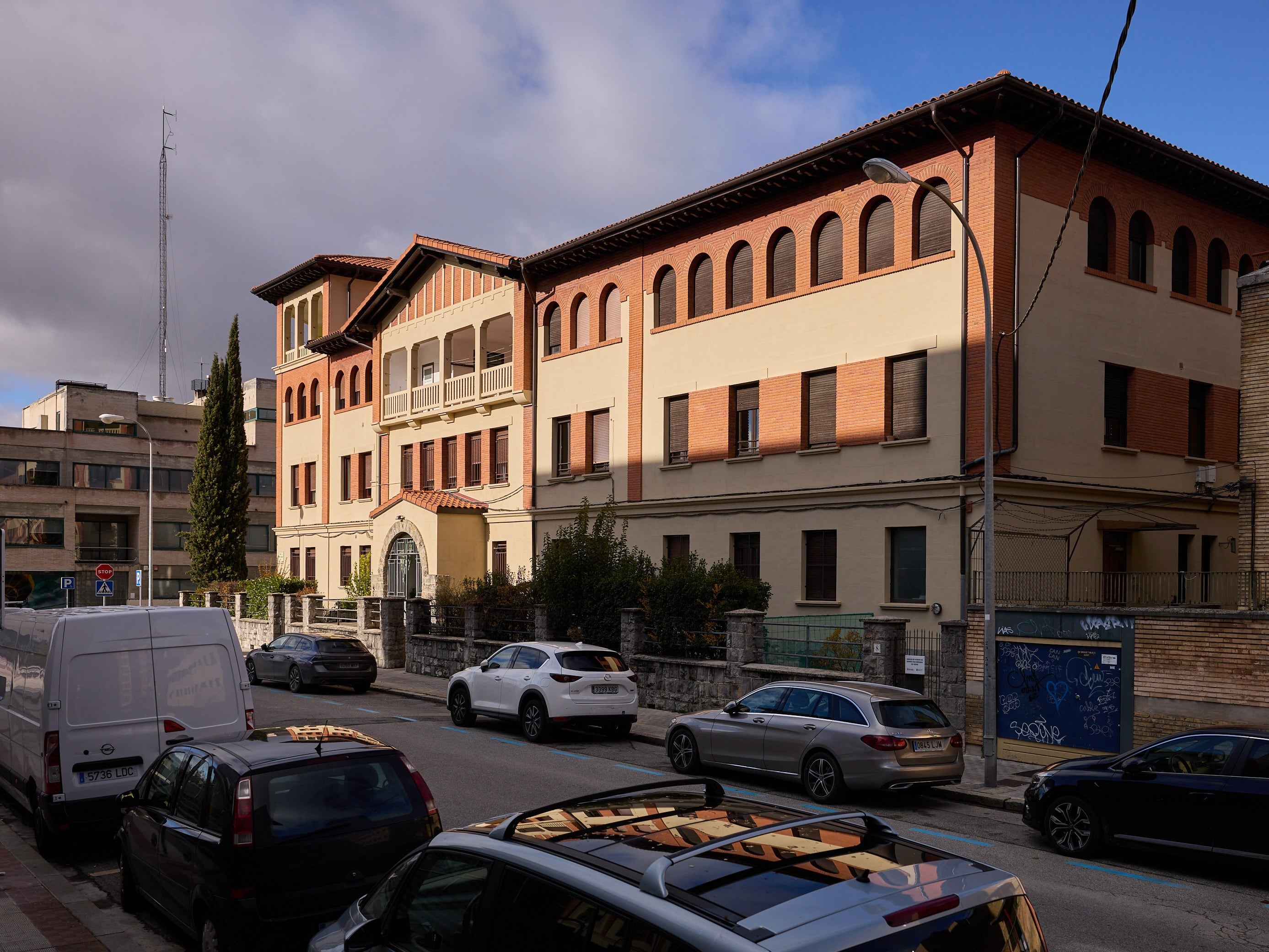 Albergue de la calle González Tablas en Pamplona, antiguo edificio de las Damas Apostólicas.