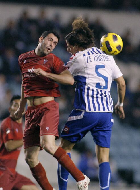 Ze Castro y Charles saltan a por un balón