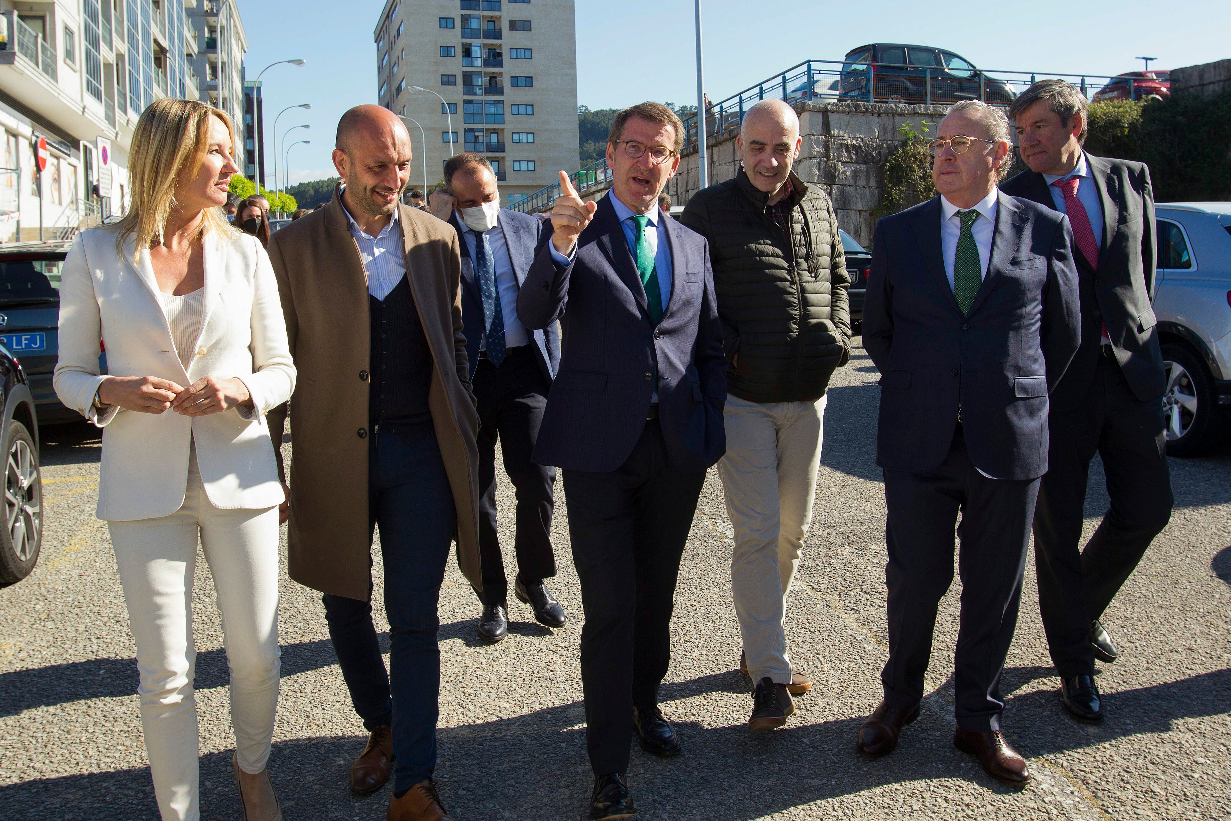 GRAF2799. O PORRIÑO (PONTEVEDRA), 18/04/2022.- El presidente de la Xunta de Galicia y nuevo líder del PP, Alberto Núñez Feijóo (4d), acompañado por el conselleiro de Sanidade, Julio García Comesaña (3i, detrás), de la delegada territorial de la Xunta en Vigo, Marta-Fernández Tapias (i), del alcalde de Porriño, Alejandro Lorenzo (2i) y de miembros de la empresa constructora asisten a la inauguración de la ampliación del centro de salud-PAC de O Porriñ?o (Pontevedra), este lunes. Núñez Feijóo ha acusado al presidente del Gobierno, Pedro Sánchez, de &quot;no tener corazón&quot; por falta de empatía con las rentas medias y bajas de este país por no contemplar la bajada de impuestos generalizada que él propone. EFE/Salvador Sas
