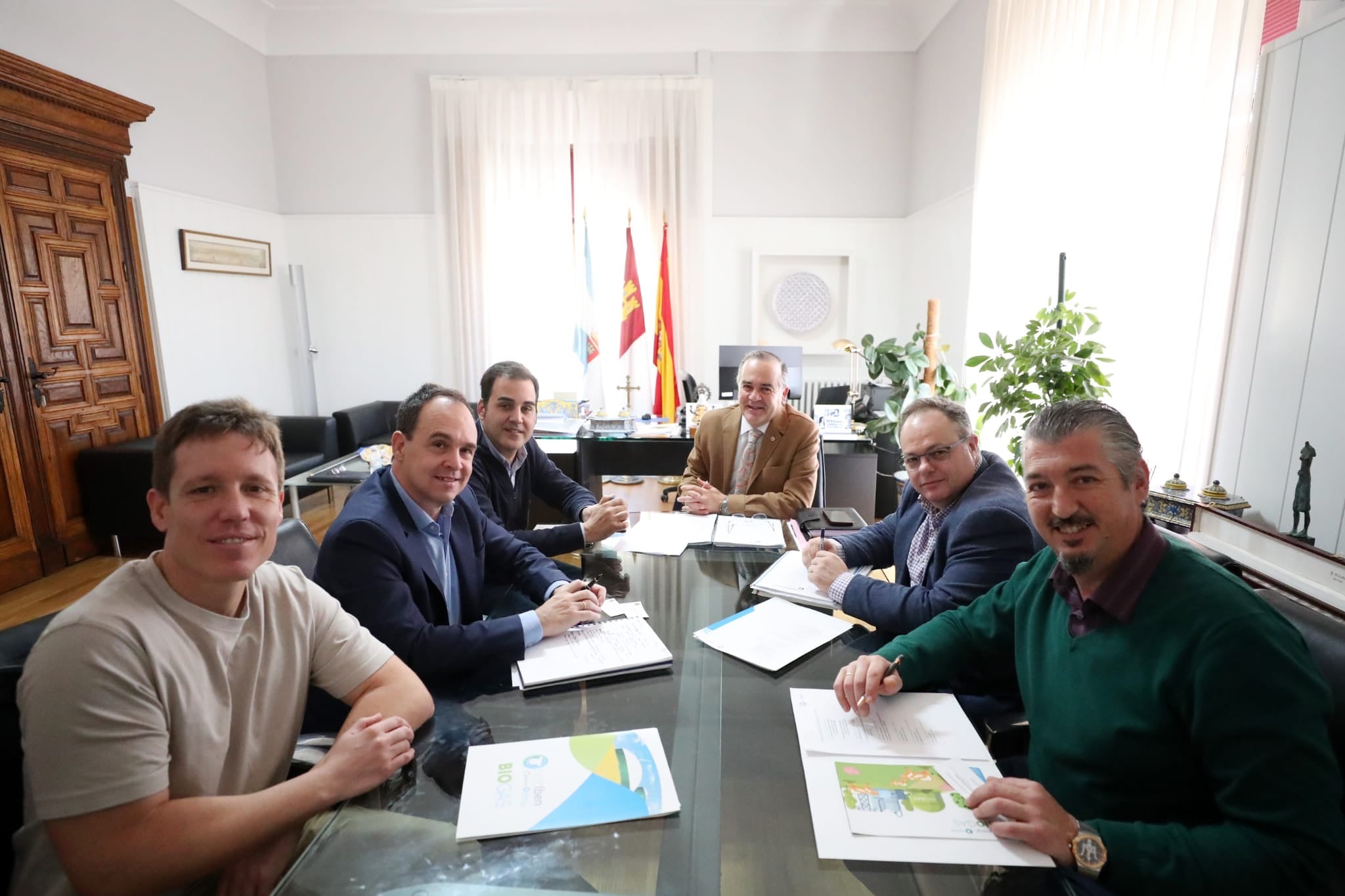 El equipo de Gobierno durante la reunión con directivos de Nortiben.