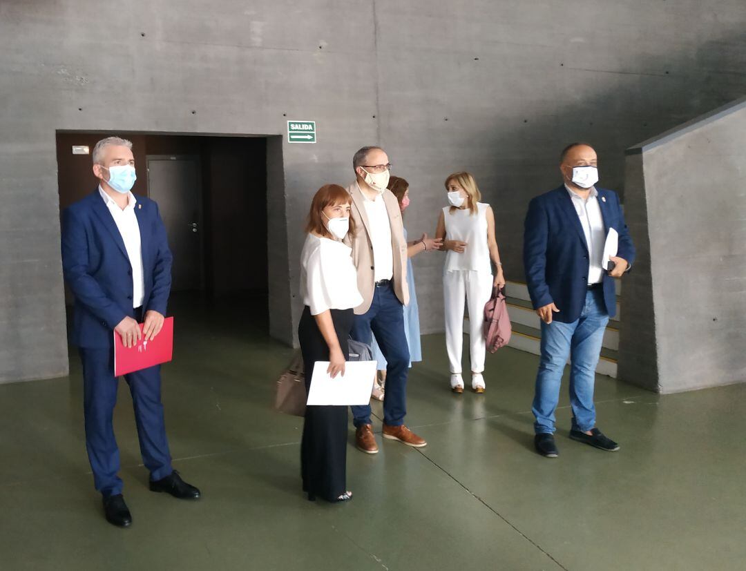 El alcalde de Ponferrada, Olegario Ramón, el vicepresidente para el Bierzo de la Diputación, Alider Presa, el presidente del Consejo Comarcal del Bierzo, Gerardo Álvarez Courel junto a miembros de la ULE y la UNED