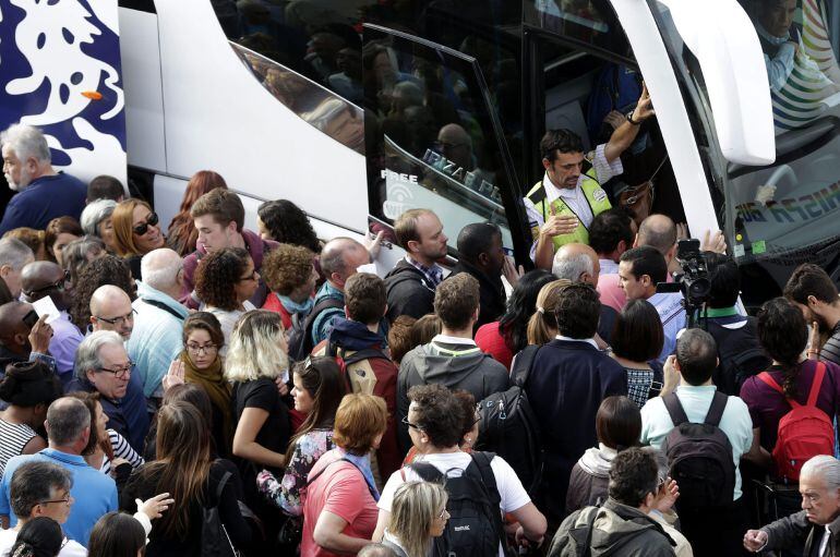 Cientos de pasajeros se agolpaban esta mañana en la estación de Sants de Barcelona, después de que un intento de robo de fibra óptica haya afectado a la circulación de 20 trenes AVE y haya obligado a la compañía ferroviaria a habilitar servicios alternativos de autobuses. 