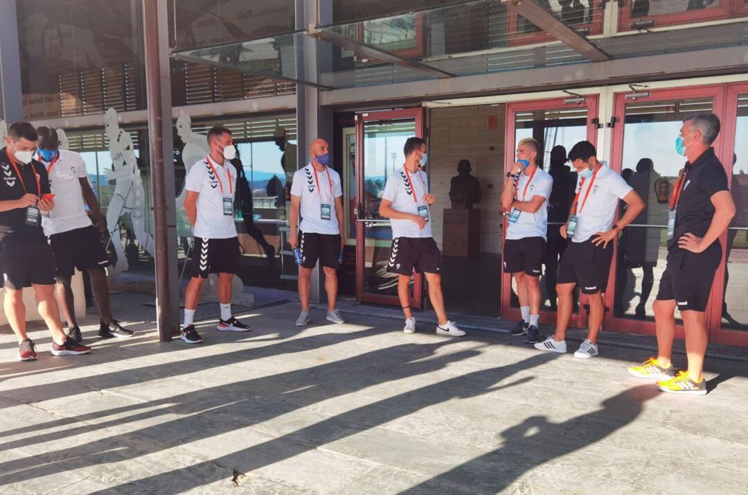 Jugadores del Alcoyano en las instalaciones de la Ciudad del Fútbol de Las Rozas