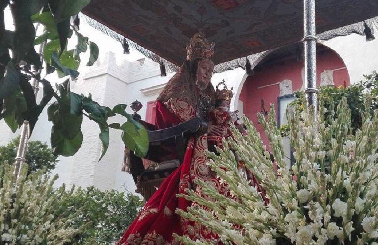 La patrona de la Archidiocesis de Sevilla, la Virgen de los Reyes, a su paso por la calle Alemanes