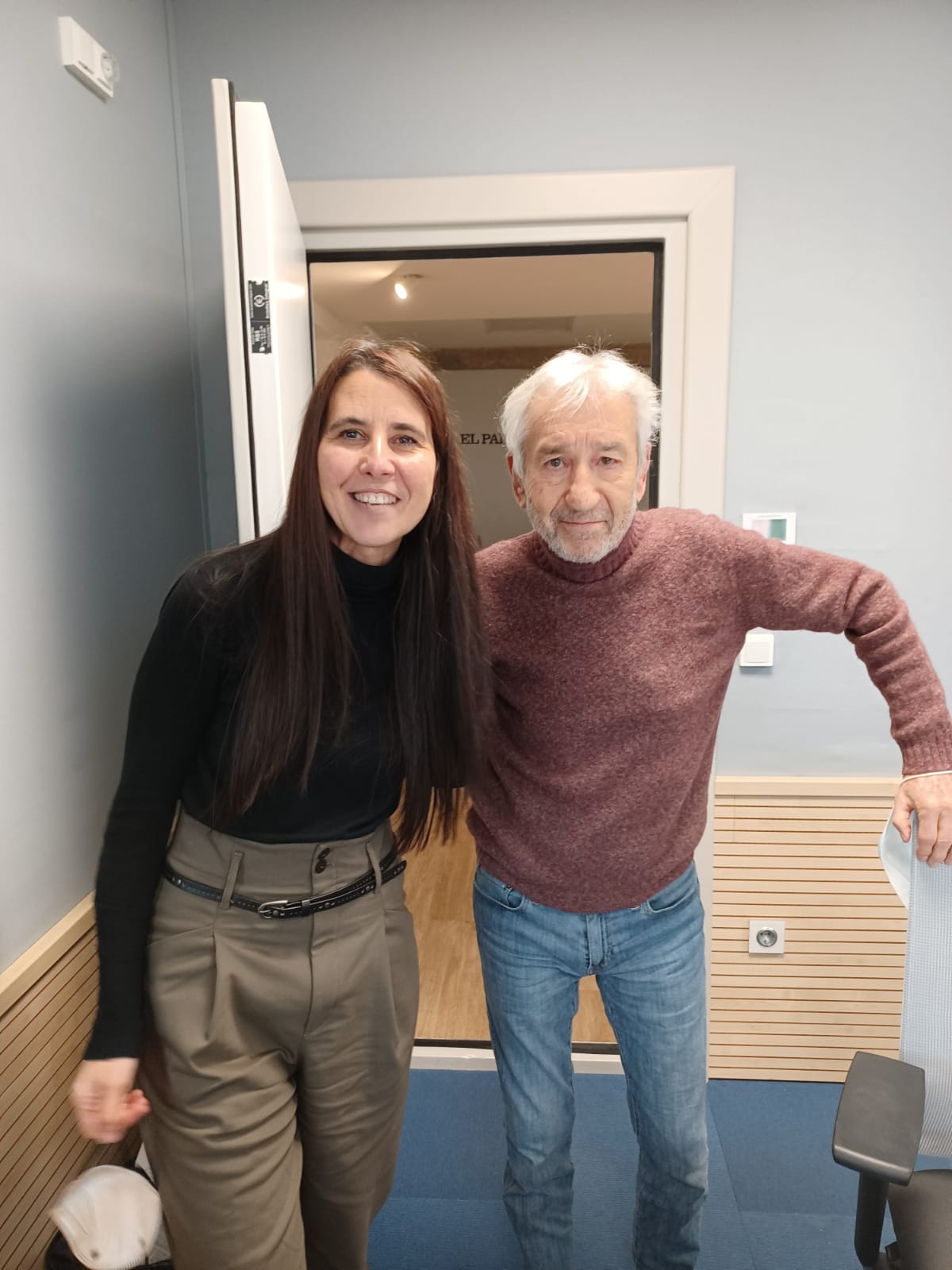 El actor con Azul Tejerina en los estudios de Radio Bilbao