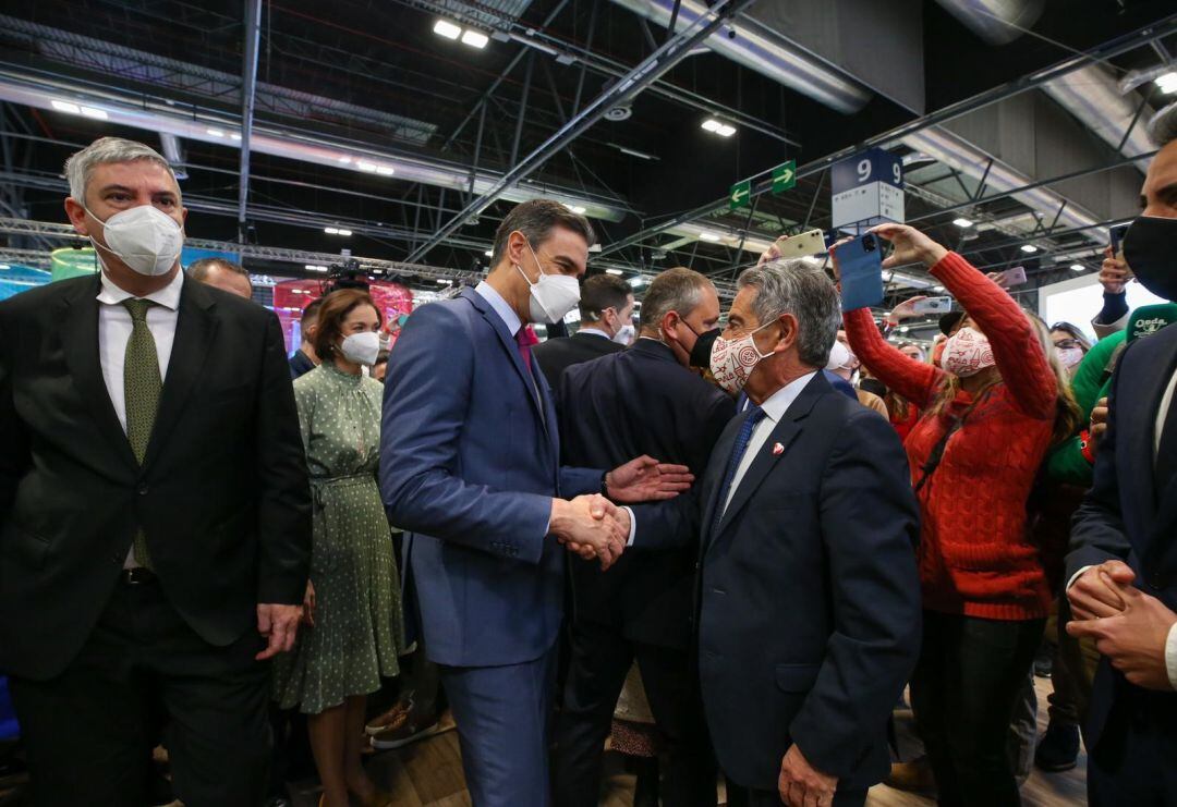 Imagen del encuentro entre Pedro Sánchez y Miguel Ángel Revilla facilidad por el Gabinete de Prensa del Gobierno de Cantabria.