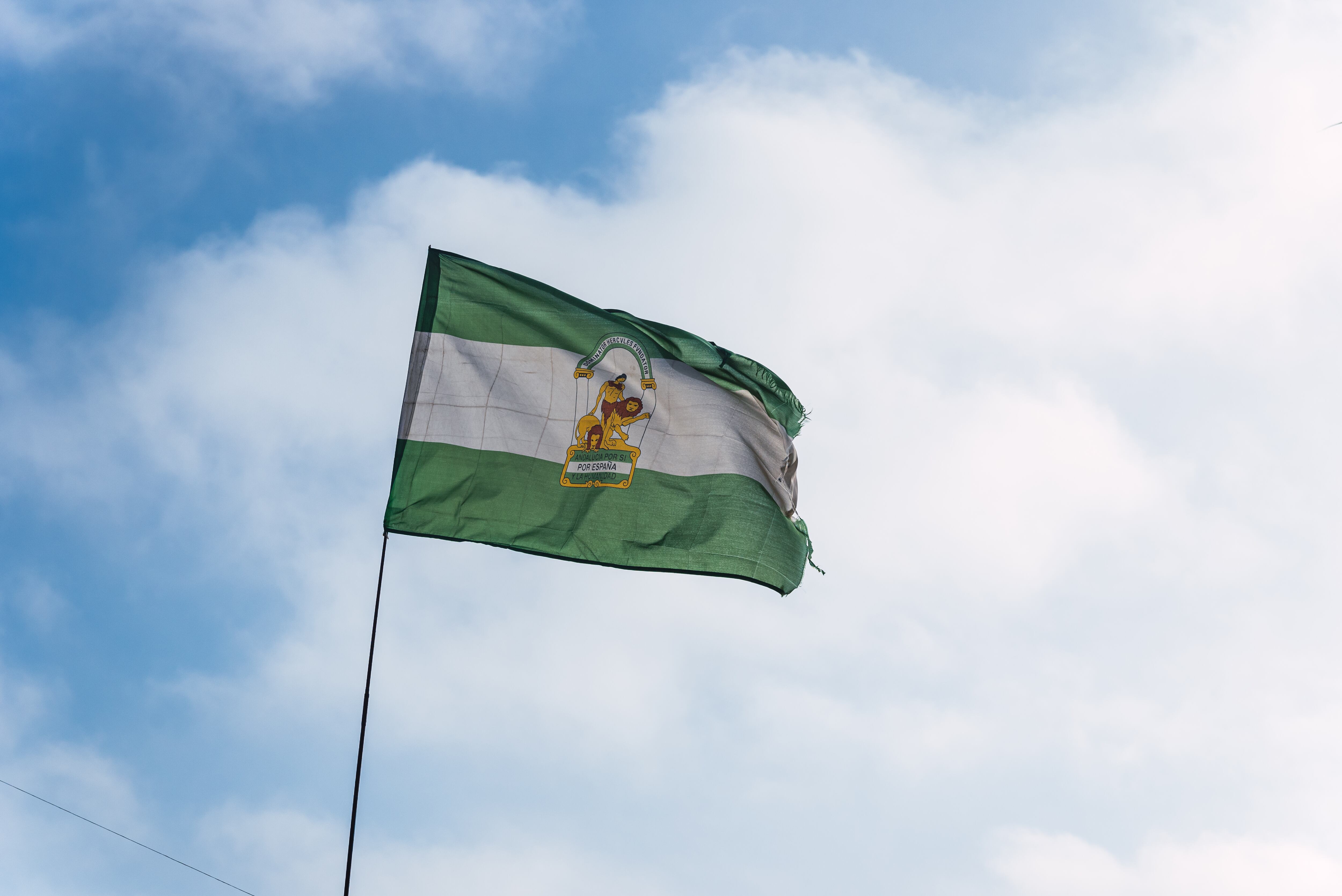 La bandera de Andalucía ondea al viento