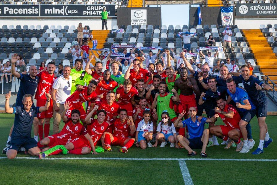 El Rayo Majadahonda celebra su clasificación para el playoff