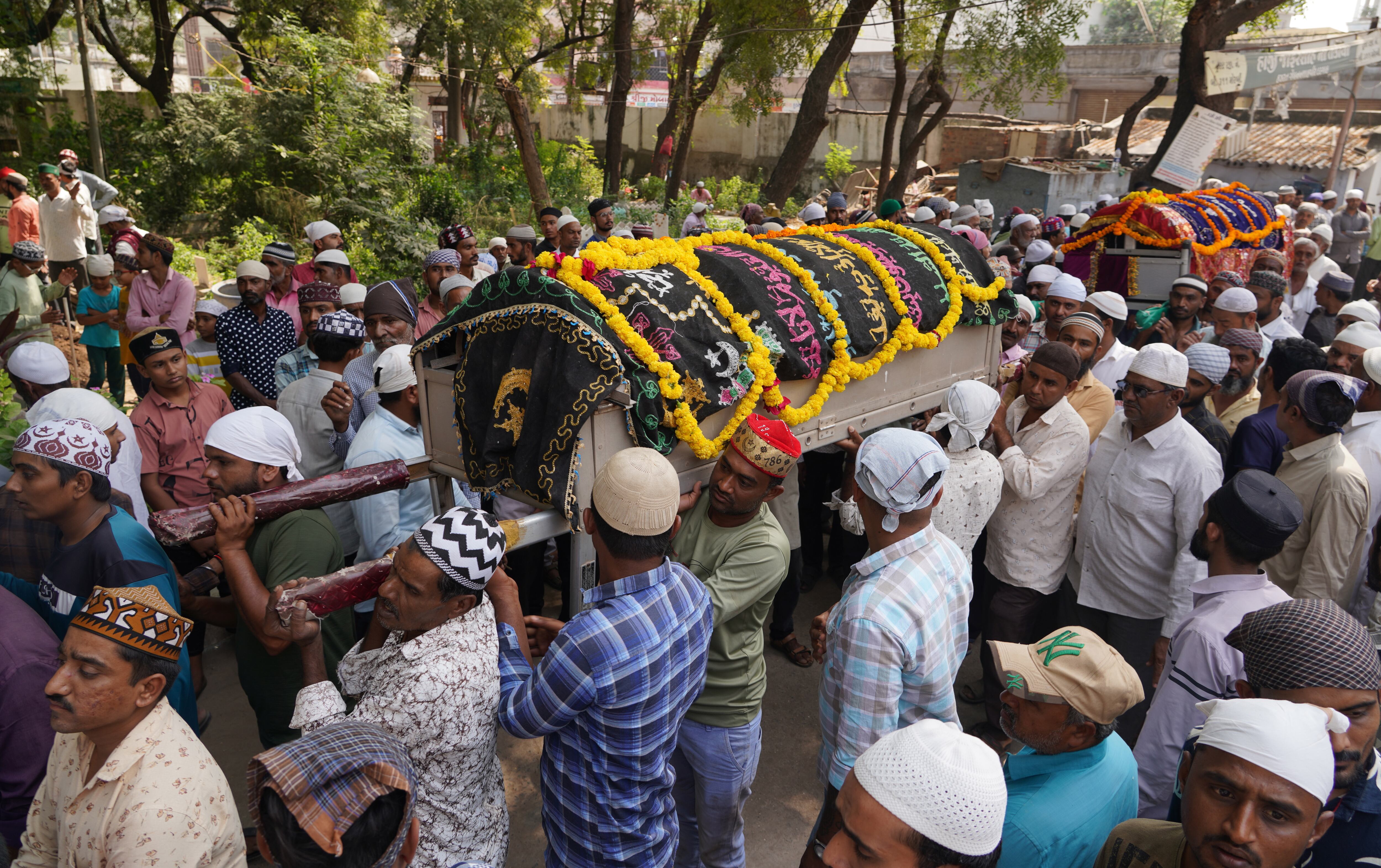 Morbi (India), 31/10/2022.- People carry the bodies of some of the victims of a suspension bridge collapse, during a funeral procession in Morbi, Gujarat state, India, 31 October 2022. According to Gujarat police, at least 132 people have been reported dead in the incident that occurred on 30 October, when the 100-year-old suspension bridge collapsed. Police, military and disaster response teams were deployed for the continuing rescue operations. EFE/EPA/SIDDHARAJ SOLANKI
