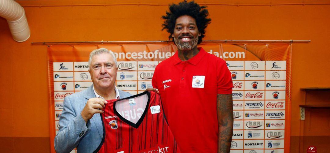 El pívot brasileño Lucas Nogueira (d) regresa a la Liga Endesa de la mano del Montakit Fuenlabrada tras cuatro años en los Toronto Raptors de la NBA.