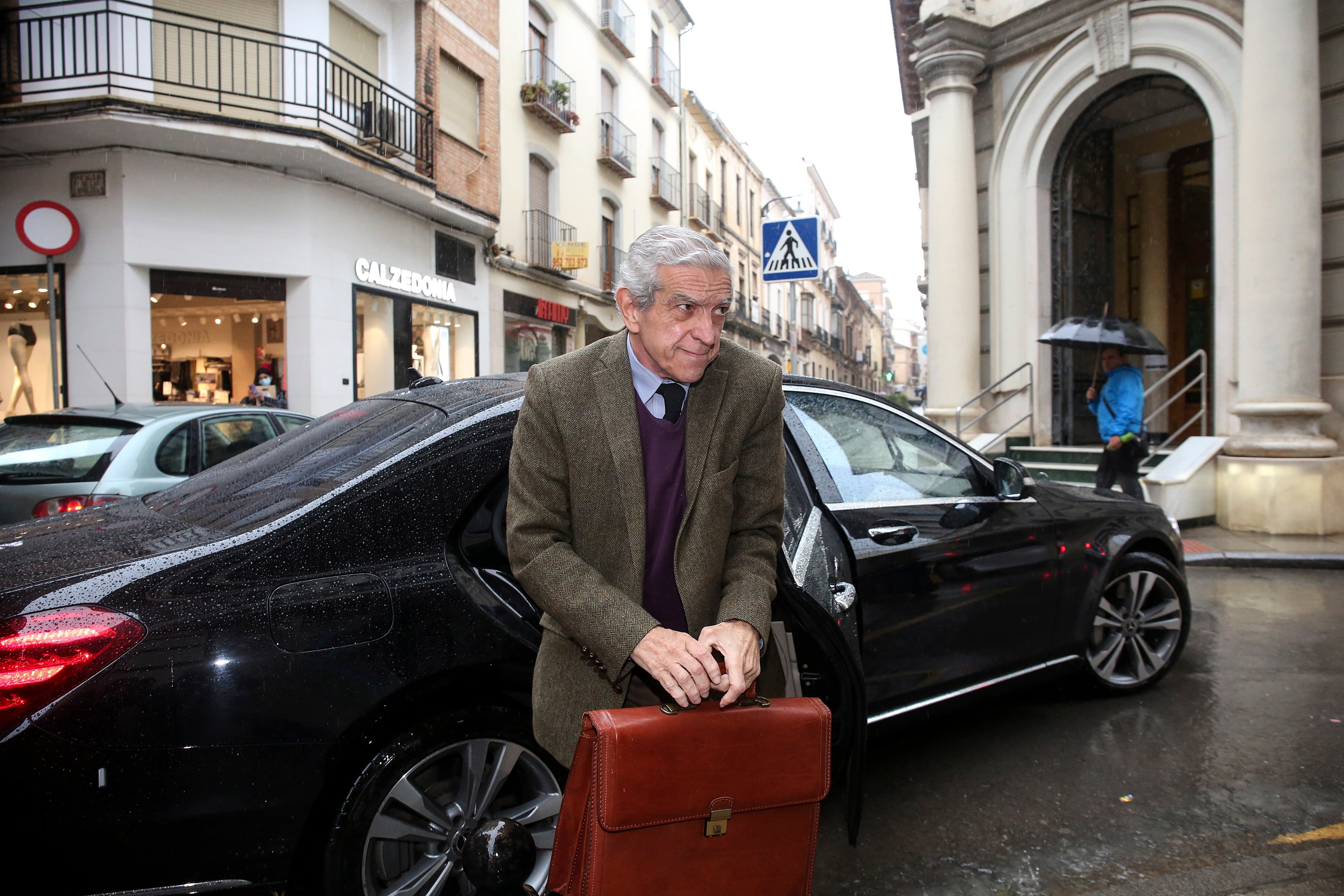 GRAFAND7701. ANTEQUERA (MÁLAGA), 31/03/2022.-El presidente del patronato de la Fundación Unicaja, Braulio Medel, a su llegada a la reunión extraordinaria convocada hoy jueves en la localidad malagueña de Antequera. EFE/Daniel Pérez
