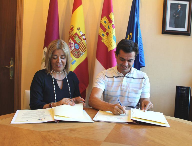 El alcalde Javier Cuenca y Toñi Pastrana (AMEPAP)