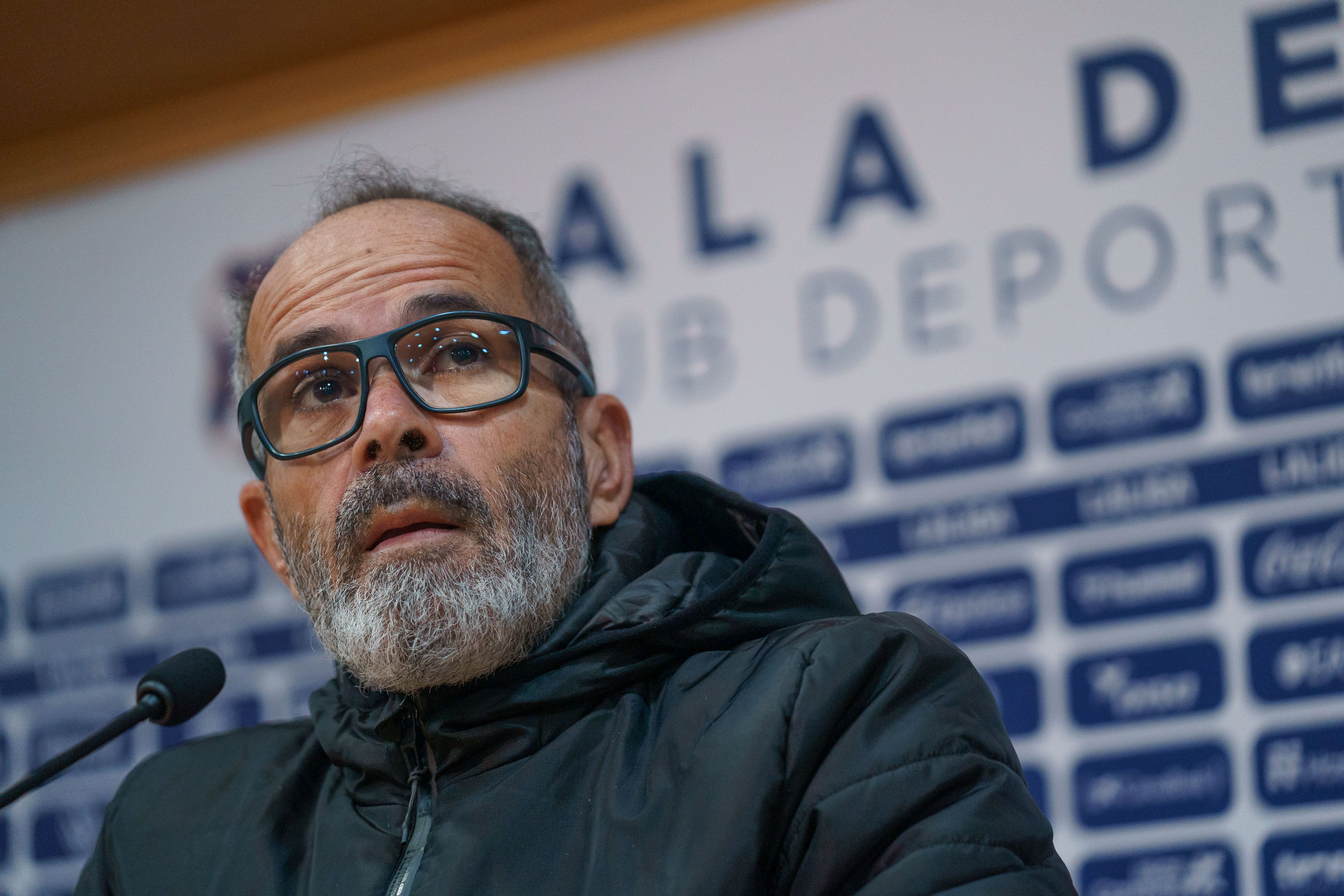 SANTA CRUZ DE TENERIFE, 01/02/2025.- El entrenador del CD Tenerife, Álvaro Cervera, durante la rueda de prensa que ofreció este sábado de cara al encuentro de su equipo con el Albacete BP. EFE/Ramón de la Rocha