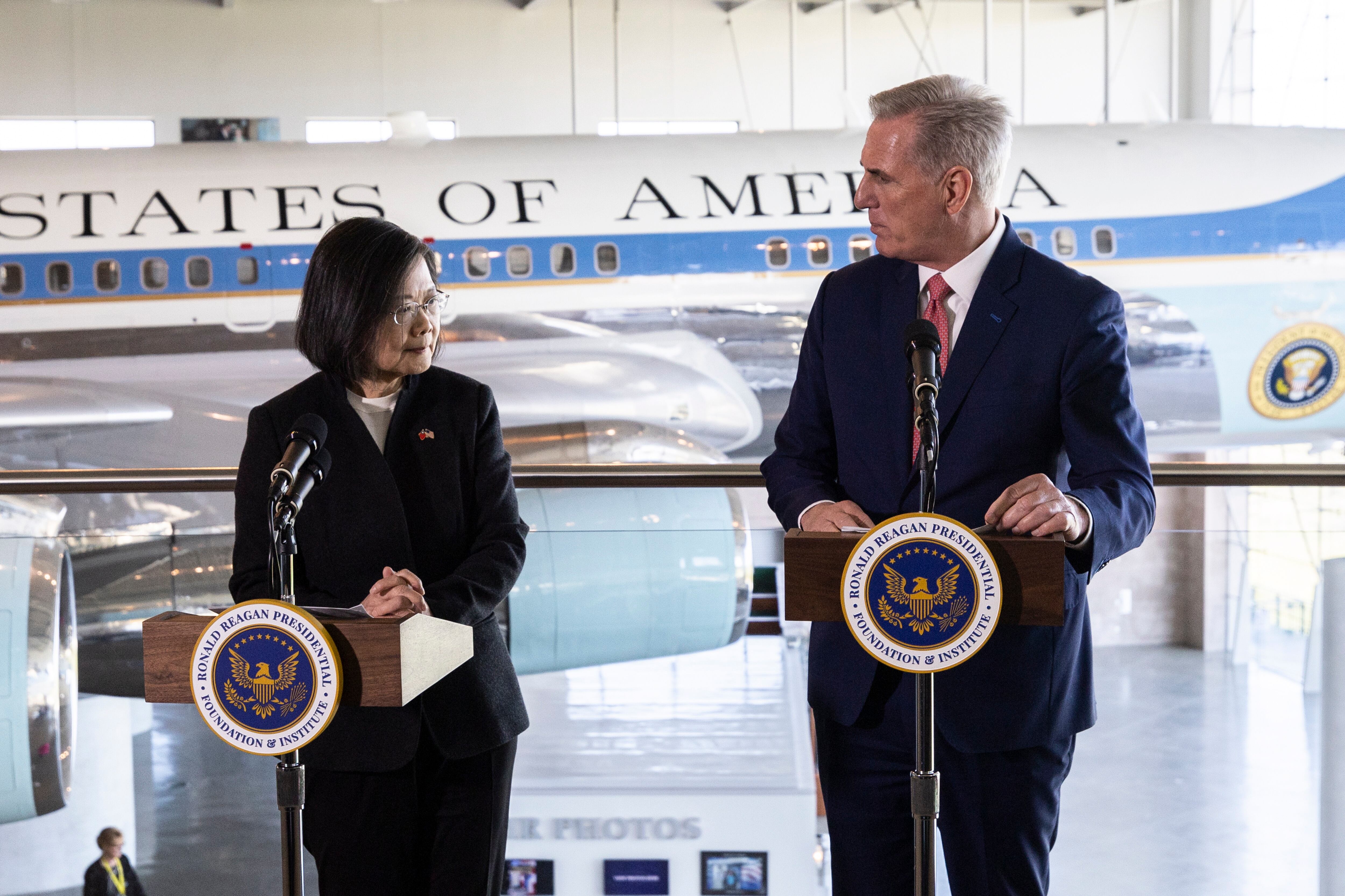 El presidente de la Cámara de Representantes de Estados Unidos, Kevin McCarthy, y la presidenta de Taiwán, Tsai Ing-wen, dan una conferencia de prensa luego de una reunión bilateral en la Biblioteca Presidencial Ronald Reagan en Simi Valley, California (EE.UU.)