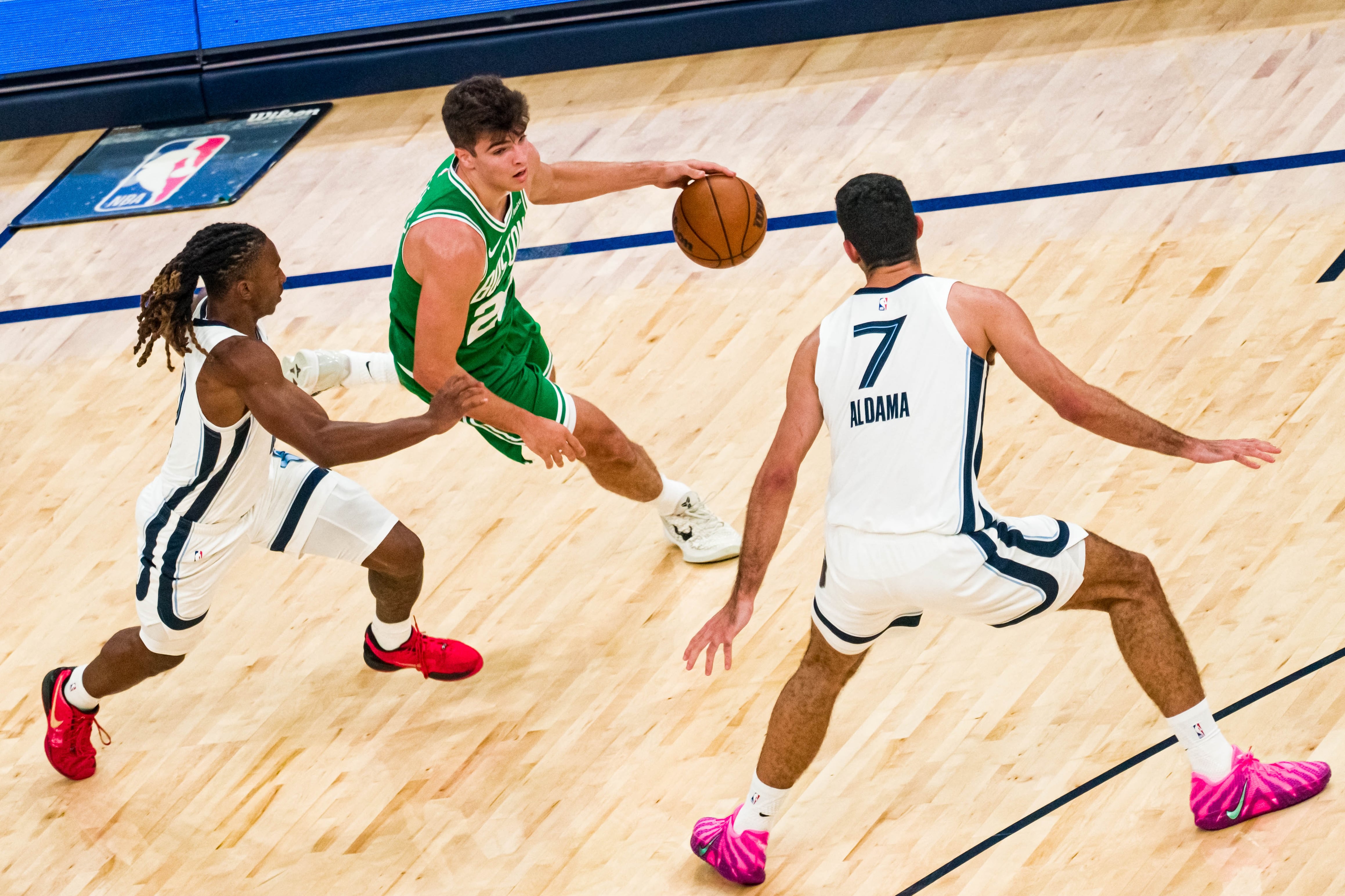 Hugo González en el partido frente a Memphis Grizzlies