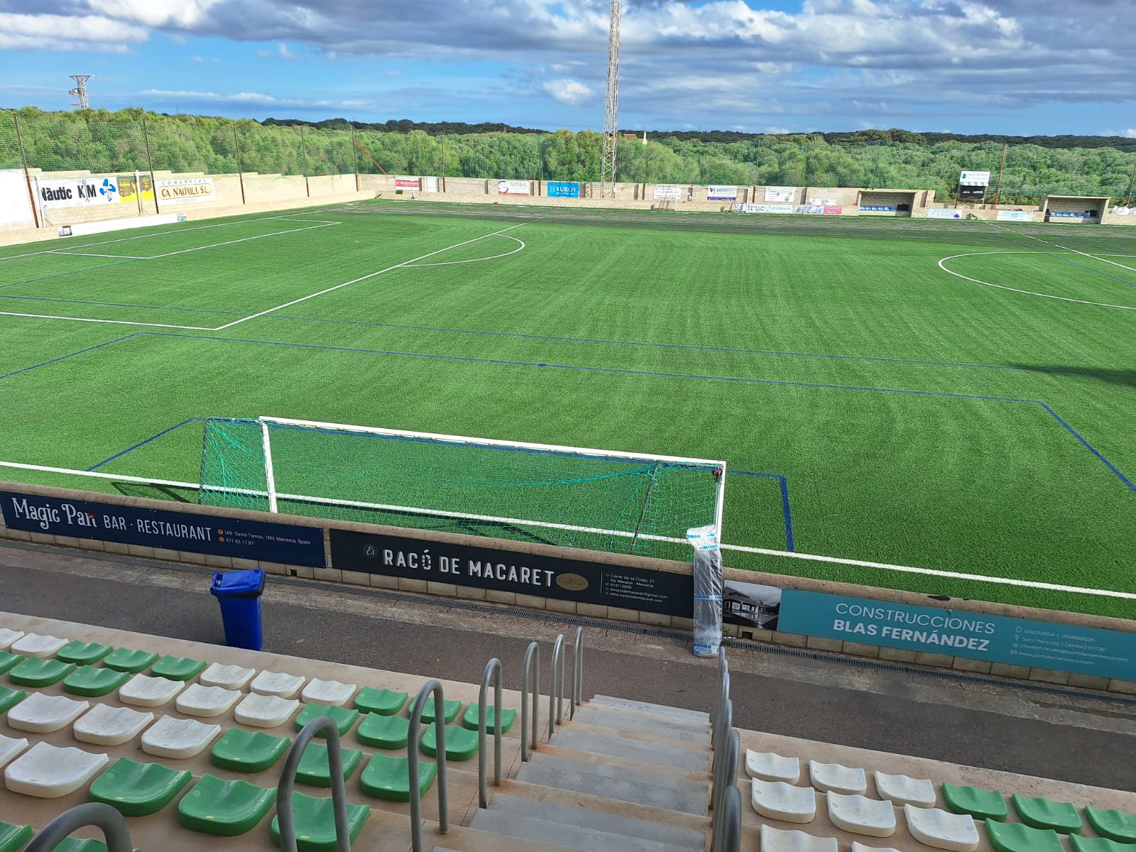 Los Nogales llueix nova gespa de cara al partit contra el Collerense.