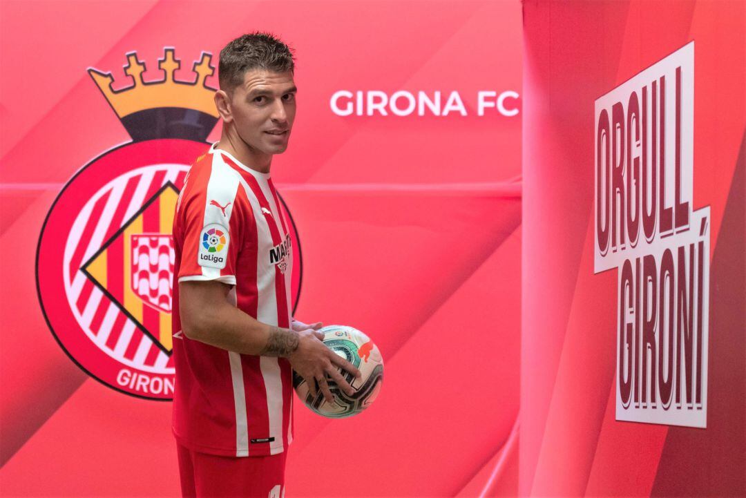 Jonatan Soriano, ja de blanc i vermell.